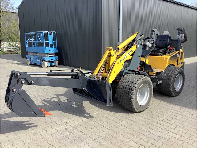 Hydraulische giek met graafbak - afbeelding 1 van  2