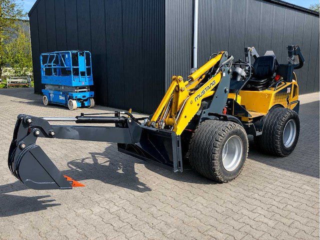 Hydraulische giek met graafbak - afbeelding 1 van  2