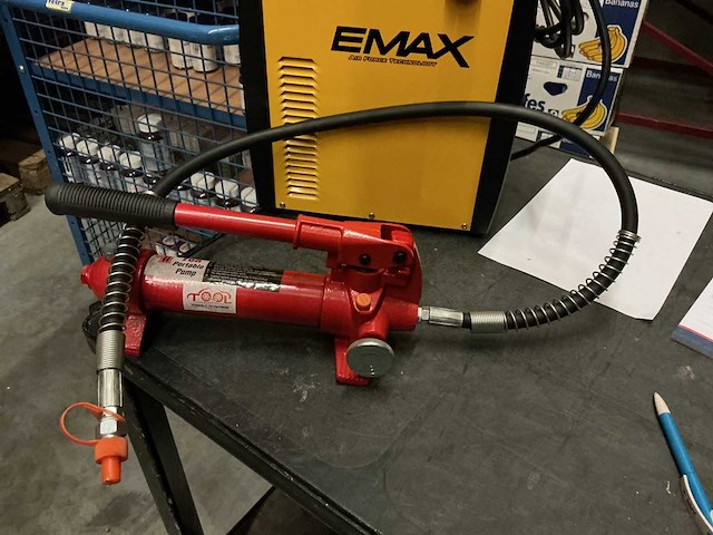 Hydraulische handpomp 4 ton - afbeelding 1 van  2