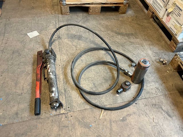Hydraulische handpomp met bijhorende hydraulische cilinders - afbeelding 1 van  5