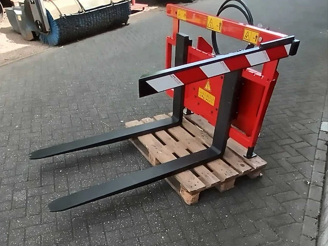 Hydraulische kistenkantelaar met palletvorken – manitou opname – 180° - afbeelding 1 van  13