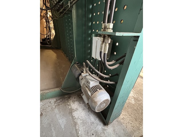 Hydraulische opsluitbank nico duin b.v. - afbeelding 5 van  8