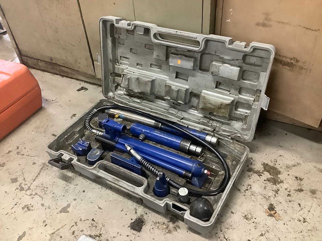 Hydraulische pers uitdeukset - afbeelding 1 van  4