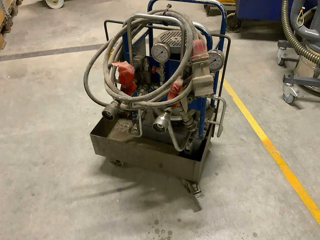 Hydraulische pomp in mobiel frame - afbeelding 1 van  3