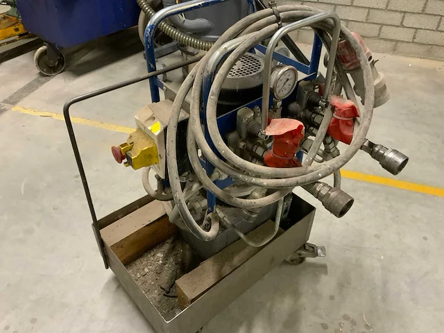 Hydraulische pomp in mobiel frame - afbeelding 2 van  3