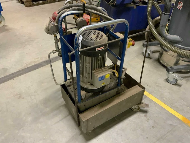 Hydraulische pomp in mobiel frame - afbeelding 3 van  3