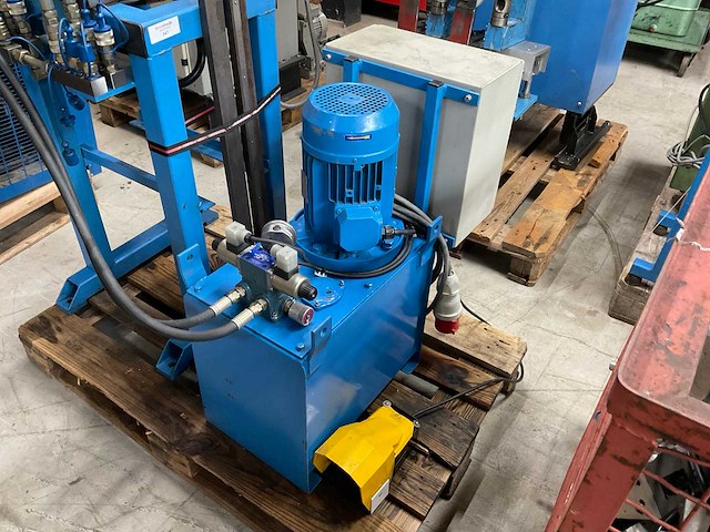 Hydraulische ponsmachine - afbeelding 1 van  2