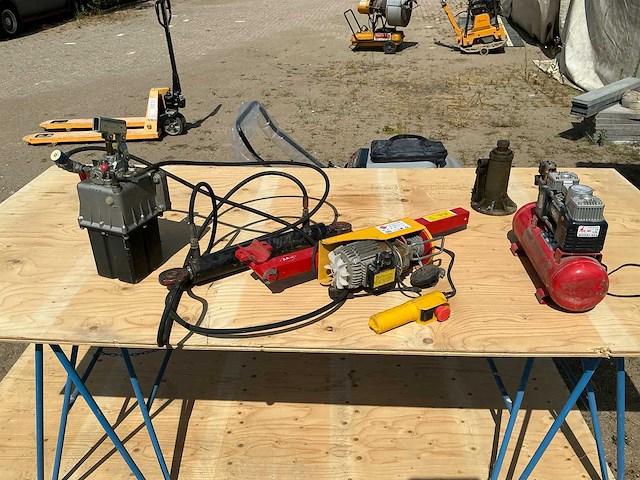 Hydraulische unit, elektrische staalkabeltakel, compressor en hydraulische potkrik - afbeelding 1 van  14