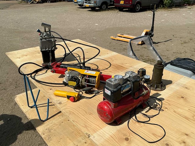 Hydraulische unit, elektrische staalkabeltakel, compressor en hydraulische potkrik - afbeelding 8 van  14