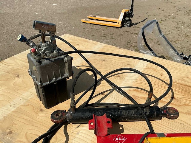 Hydraulische unit, elektrische staalkabeltakel, compressor en hydraulische potkrik - afbeelding 10 van  14