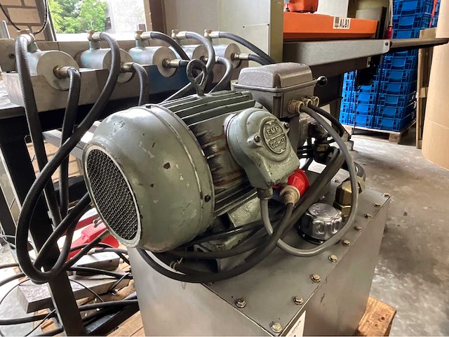 Hydraulische universele buigtafel - afbeelding 3 van  13