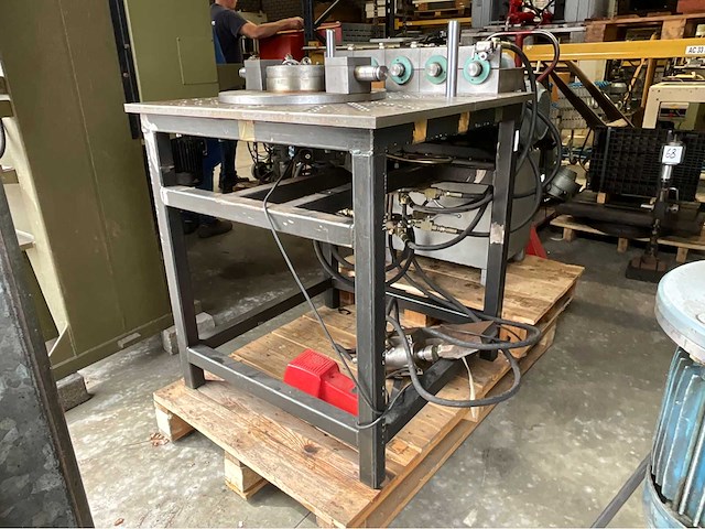Hydraulische universele buigtafel - afbeelding 1 van  13