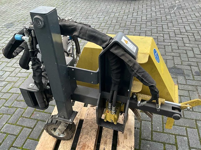 Hydraulische wegkantborstel / onkruidborstel - afbeelding 2 van  10