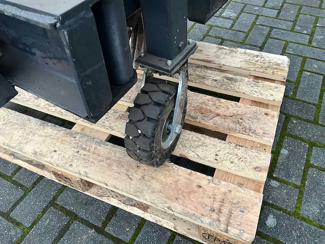 Hydraulische wegkantborstel / onkruidborstel - afbeelding 7 van  10