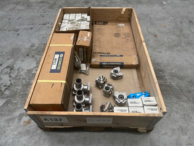 Hydrotec, legris, caterpillar - partij hydraulische componenten & koppelingen - afbeelding 1 van  8