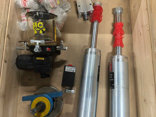 Hydroven - partij pneumatische/hydraulische actuatoren, cilinders en smeercomponenten - afbeelding 5 van  8
