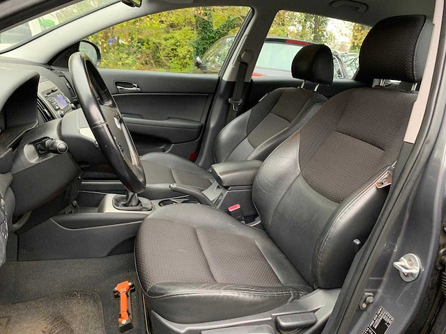 Hyundai - 2008 - i30 cw - 1.6i style - 73-gjp-5 - afbeelding 14 van  17