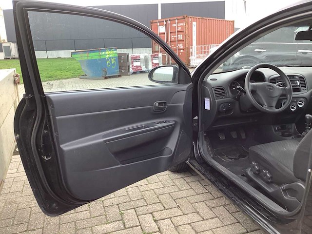 Hyundai - 2009 - accent - personenauto - afbeelding 3 van  22