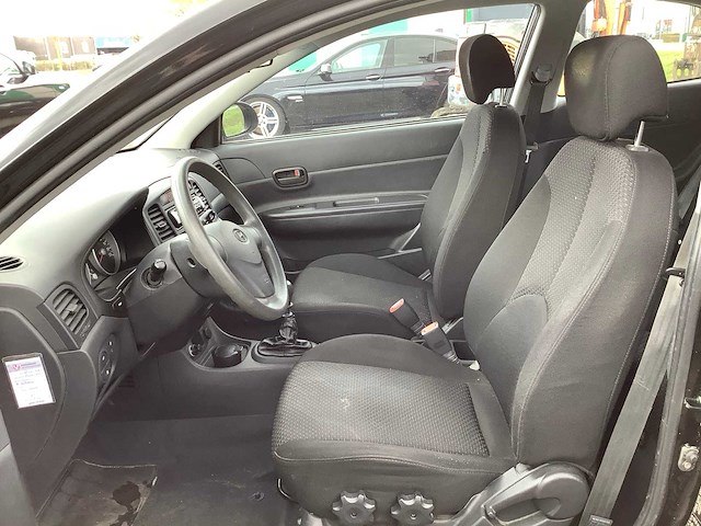 Hyundai - 2009 - accent - personenauto - afbeelding 4 van  22