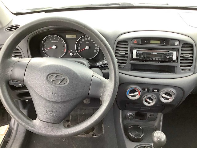 Hyundai - 2009 - accent - personenauto - afbeelding 7 van  22