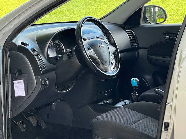 Hyundai - 2010 - i30 - 1.4i blue dynamic - 90-nfs-6 - personenauto - afbeelding 2 van  14