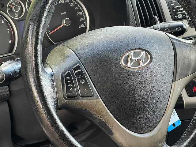 Hyundai - 2010 - i30 - 1.4i blue dynamic - 90-nfs-6 - personenauto - afbeelding 3 van  14
