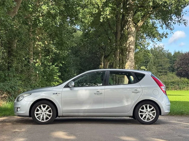 Hyundai - 2010 - i30 - 1.4i blue dynamic - 90-nfs-6 - personenauto - afbeelding 10 van  14