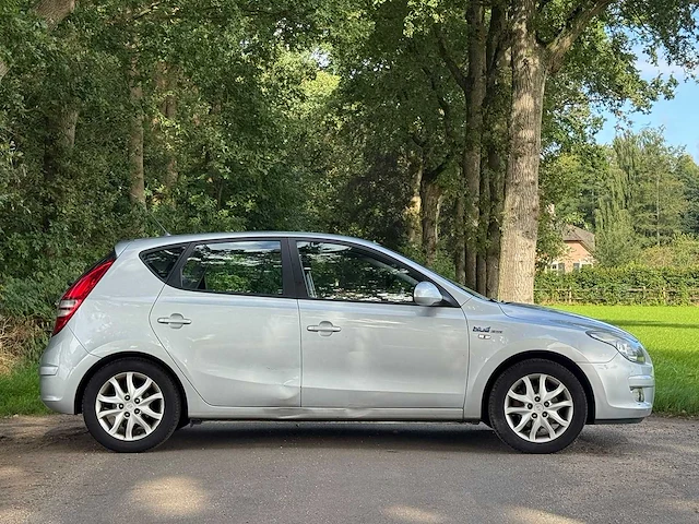 Hyundai - 2010 - i30 - 1.4i blue dynamic - 90-nfs-6 - personenauto - afbeelding 12 van  14