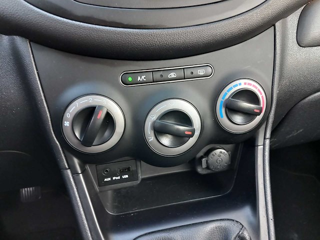 Hyundai - 2013 - i10 - 1.0 i-drive cool - personenauto - afbeelding 4 van  16