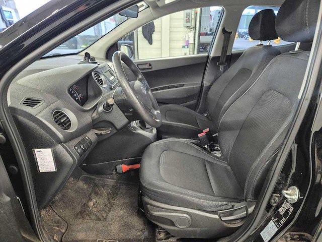 Hyundai - 2018 - i10 - 1.0i comfort - personenauto - afbeelding 12 van  15