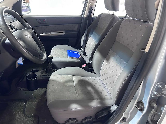 Hyundai - getz - 1.3i gls sky - 32-nt-rn- 2004 - afbeelding 2 van  10