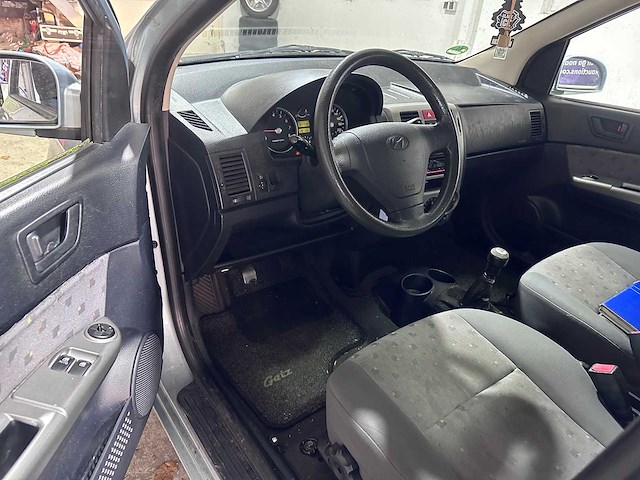 Hyundai - getz - 1.3i gls sky - 32-nt-rn- 2004 - afbeelding 9 van  10