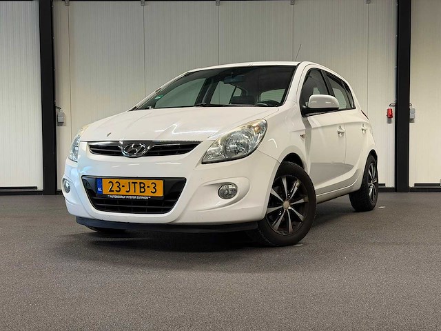 Hyundai - i20 - 1.2i dynamic - car - 2009 23-jtb-3 iaw - afbeelding 1 van  23