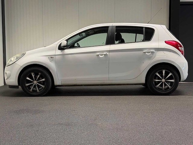 Hyundai - i20 - 1.2i dynamic - car - 2009 23-jtb-3 iaw - afbeelding 12 van  23
