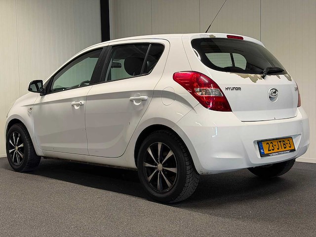 Hyundai - i20 - 1.2i dynamic - car - 2009 23-jtb-3 iaw - afbeelding 17 van  23