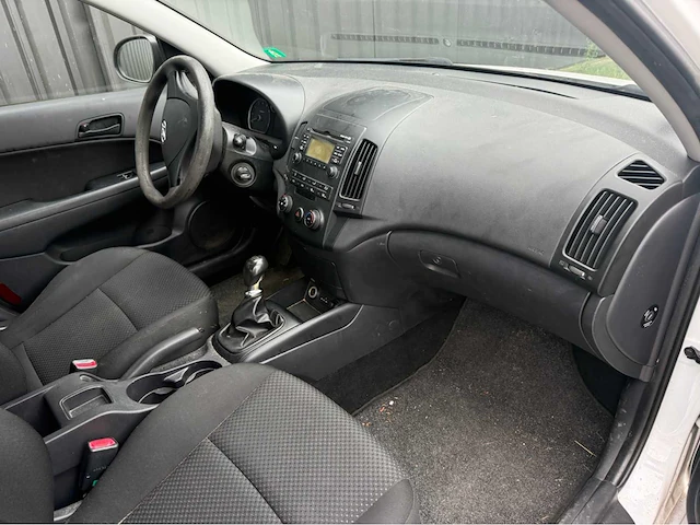 Hyundai - i30 - 1.4i i-drive cool - personenauto - 2011 - afbeelding 2 van  24