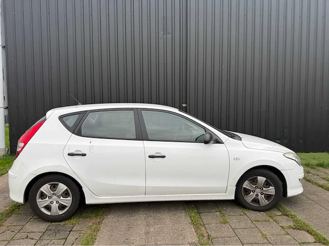 Hyundai - i30 - 1.4i i-drive cool - personenauto - 2011 - afbeelding 17 van  24