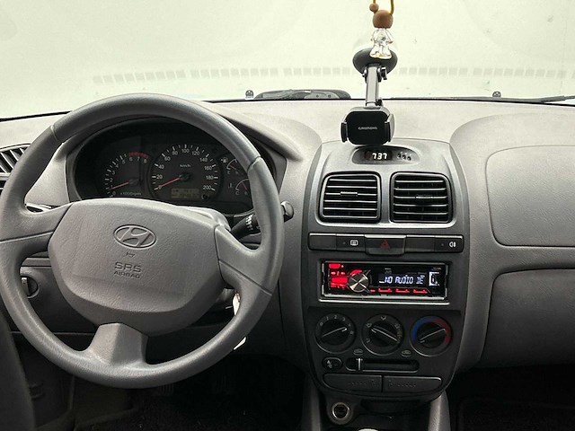 Hyundai accent 1.3i active young | 72-sg-sj - afbeelding 4 van  18