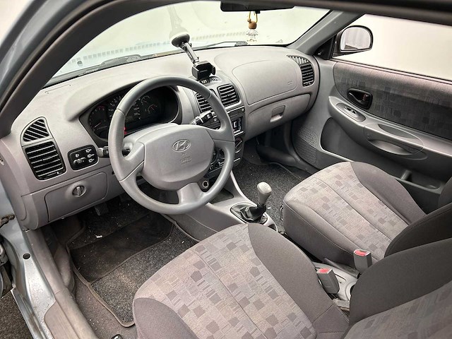 Hyundai accent 1.3i active young | 72-sg-sj - afbeelding 6 van  18