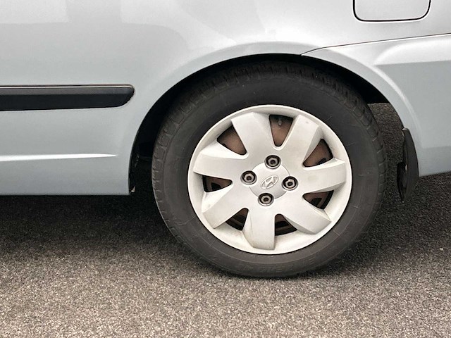 Hyundai accent 1.3i active young | 72-sg-sj - afbeelding 10 van  18