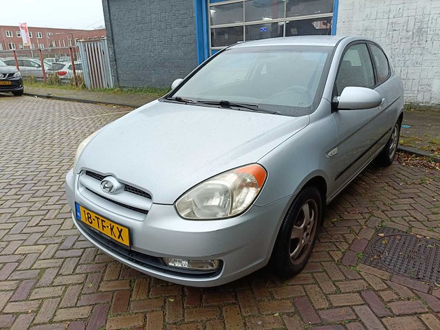 Hyundai accent 1.4i dynamic, 18-tf-kx - afbeelding 1 van  13