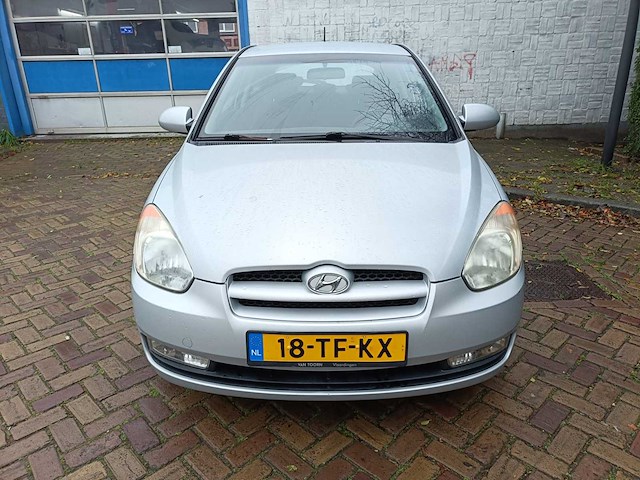 Hyundai accent 1.4i dynamic, 18-tf-kx - afbeelding 9 van  13