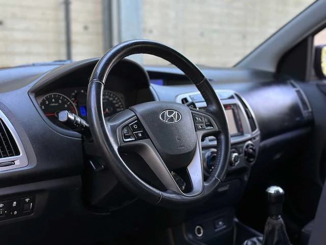 Hyundai i20 1.2i i-deal 86pk 2013 (origineel-nl), 9-sks-95 - afbeelding 9 van  43