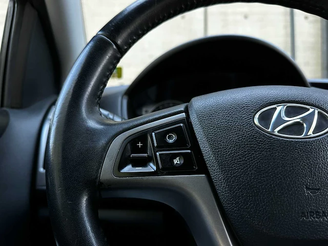 Hyundai i20 1.2i i-deal 86pk 2013 (origineel-nl), 9-sks-95 - afbeelding 31 van  43