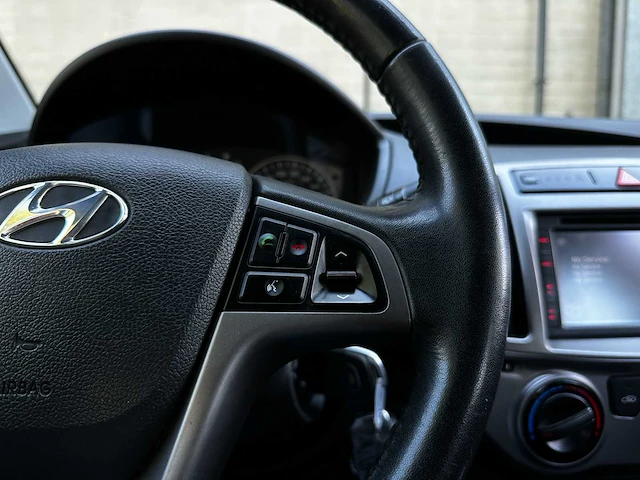 Hyundai i20 1.2i i-deal 86pk 2013 (origineel-nl), 9-sks-95 - afbeelding 13 van  43