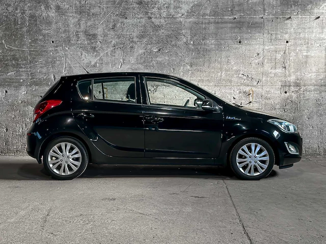 Hyundai i20 1.2i i-deal 86pk 2013 (origineel-nl), 9-sks-95 - afbeelding 29 van  43