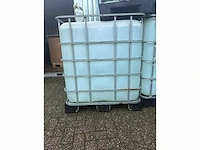 Ibc 1000 liter leeg op kunststof pallet