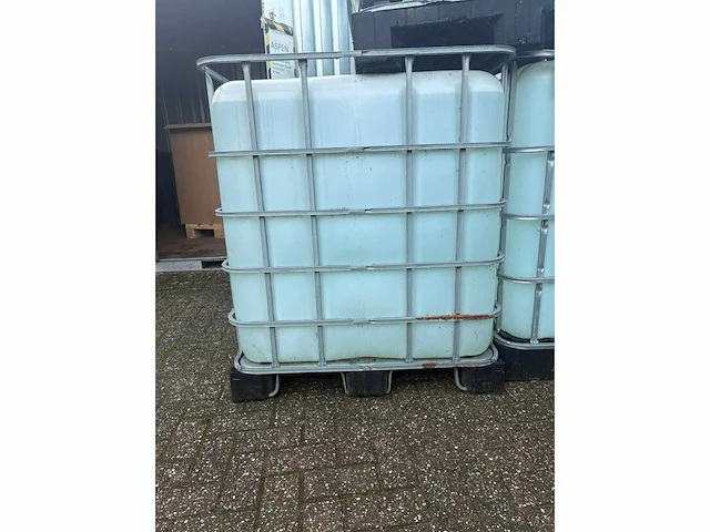 Ibc 1000 liter leeg op kunststof pallet - afbeelding 1 van  1