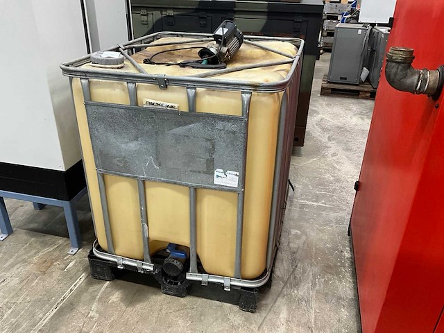 Ibc container met pomp - afbeelding 2 van  4
