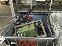 Ibc container met restanten metaal - afbeelding 1 van  2